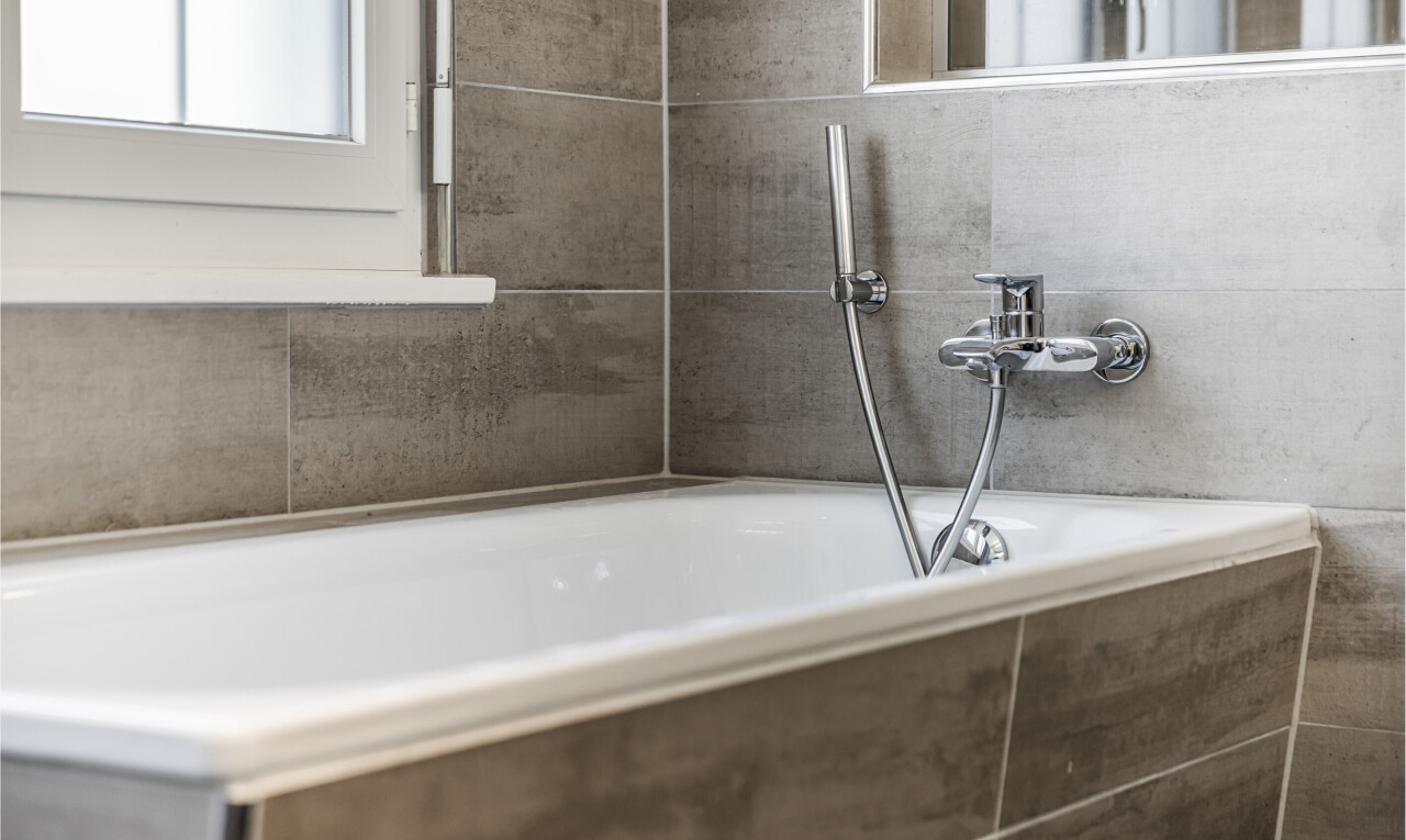 salle de bains avec inside property, salle de bain complète, bain, lumière naturelle, et natural light
