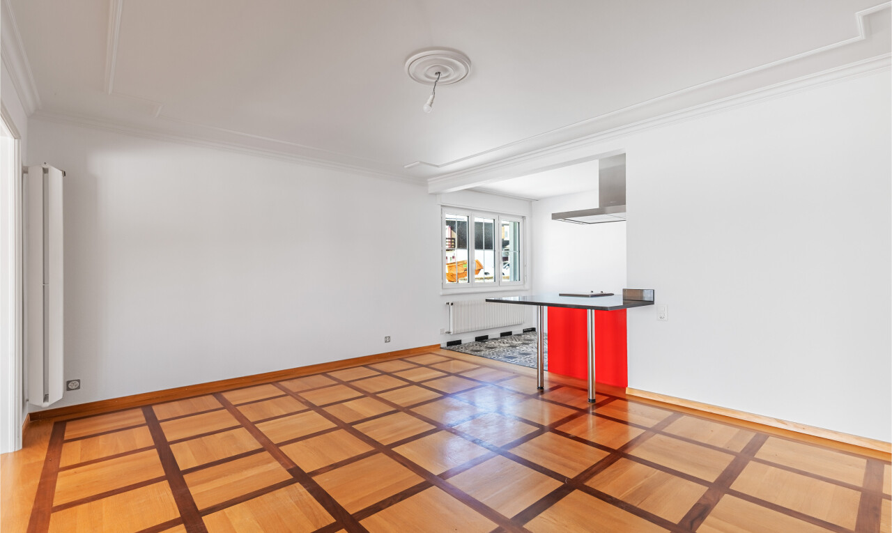 pièce vide avec moulures, crown molding, inside property, radiateur, et lumière naturelle