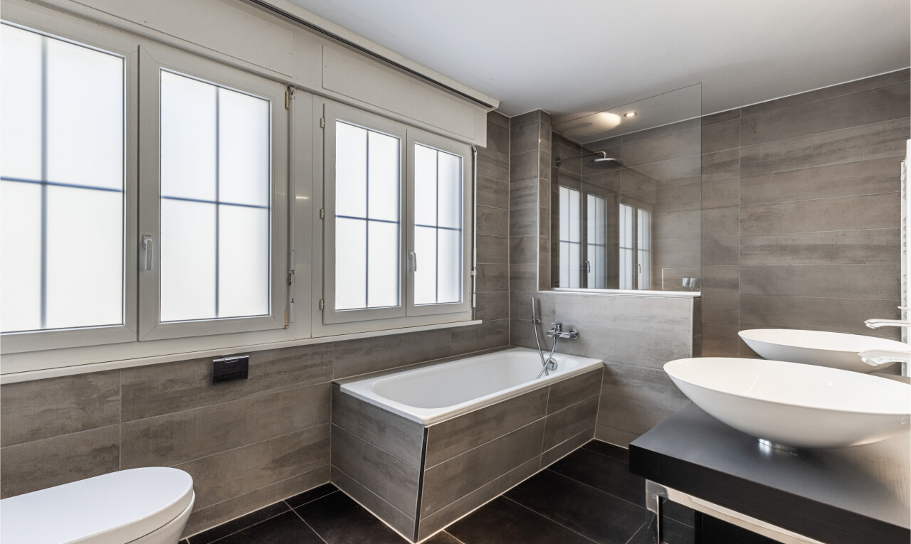 salle de bains avec mur en carrelage, tile wall, salle de bain complète, toilette, et sol en carrelage
