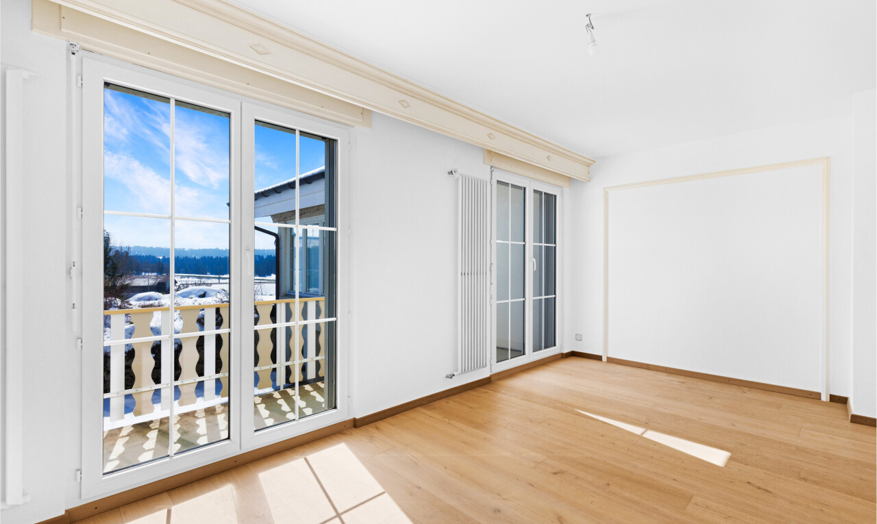 pièce vide avec sol en finition bois, wood finish floor, inside property, cloison sèche, et drywall