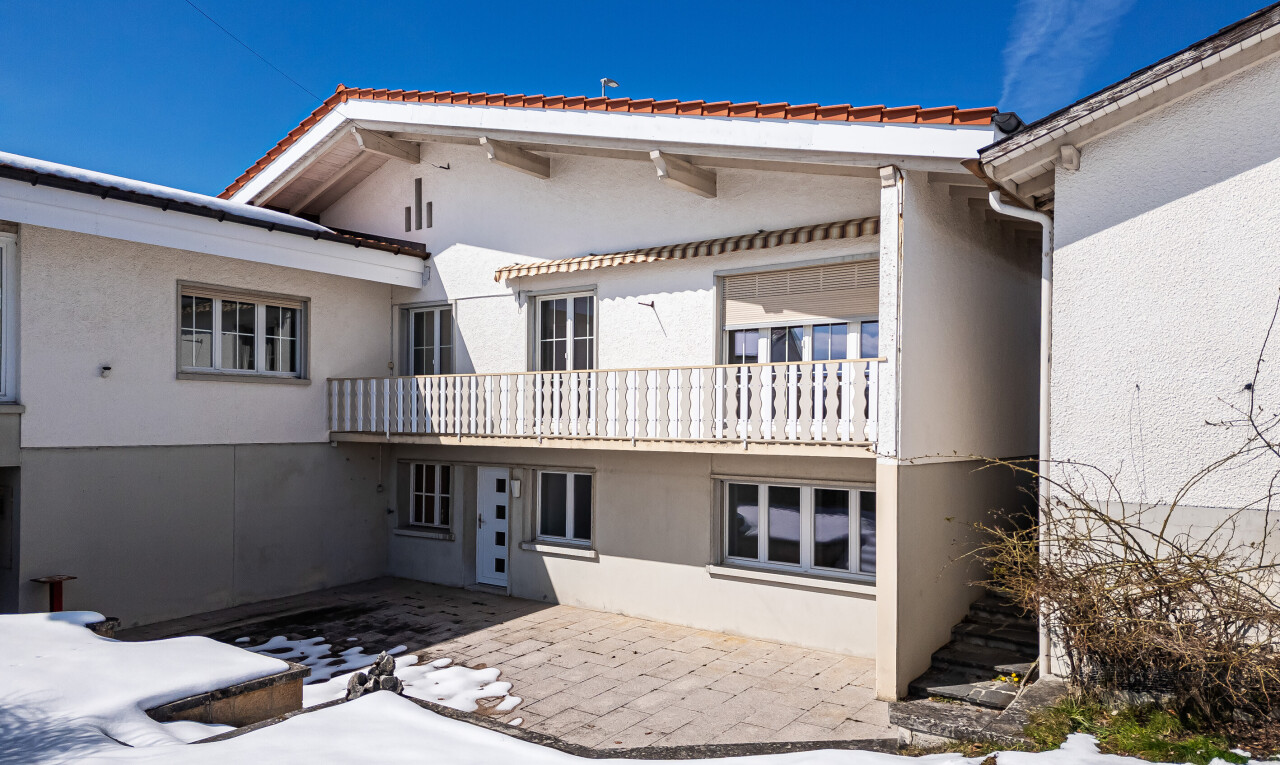 façade avec day time, bardage en stuc, balcon, snow, et property visible