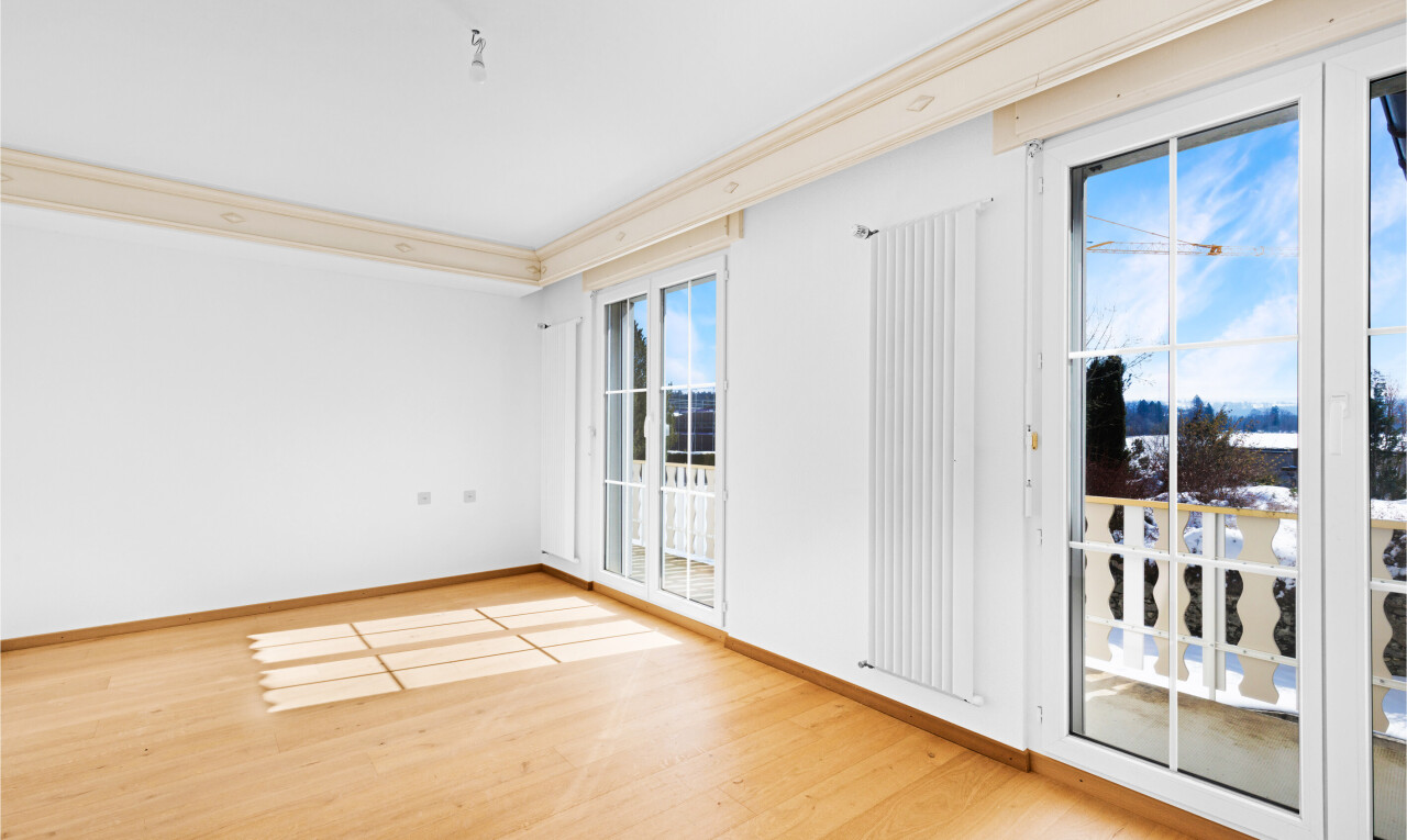 pièce vide avec day time, inside property, sol en finition bois, wood finish floor, et cloison sèche