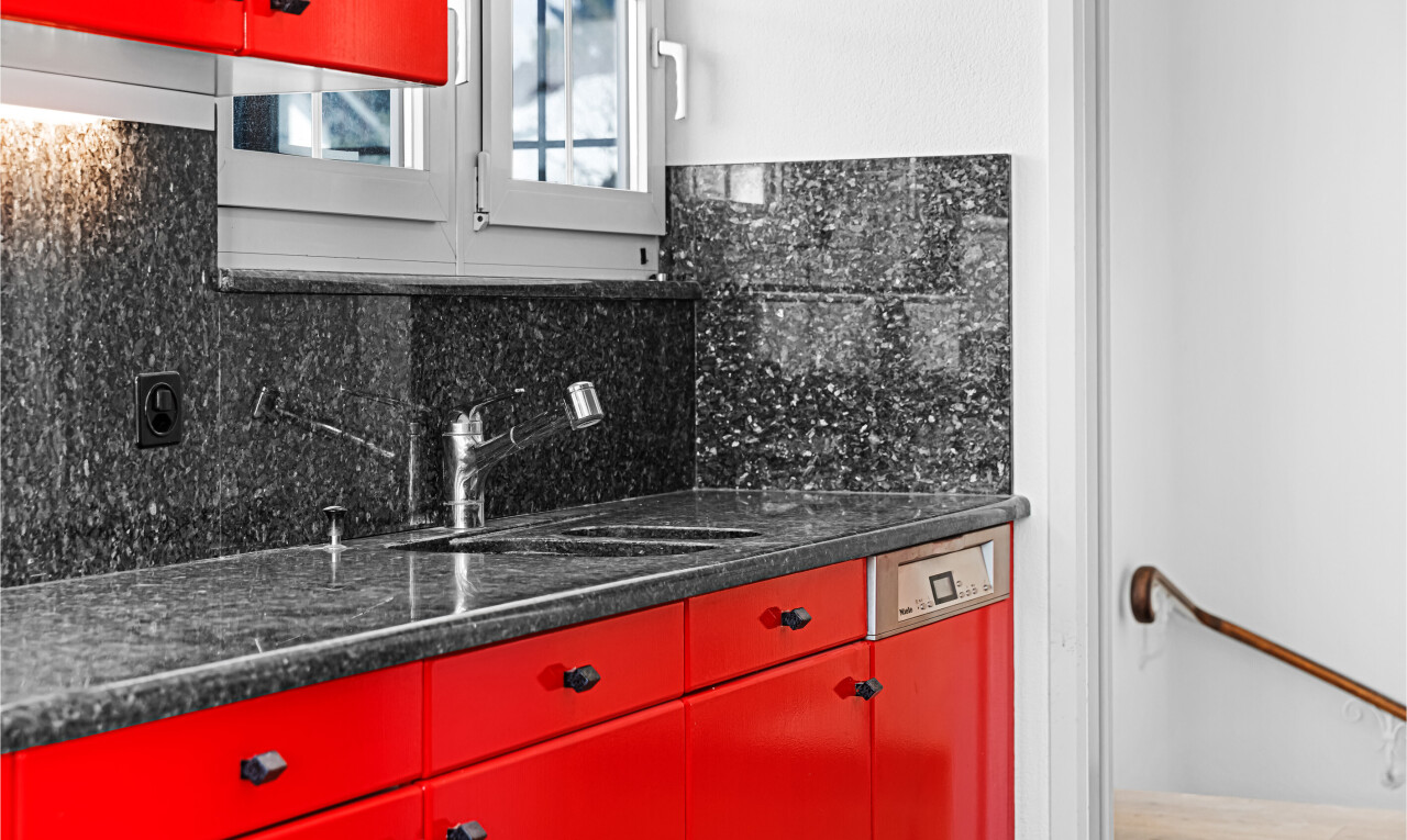 cuisine avec armoires rouges, red cabinets, inside property, cloison sèche, et drywall