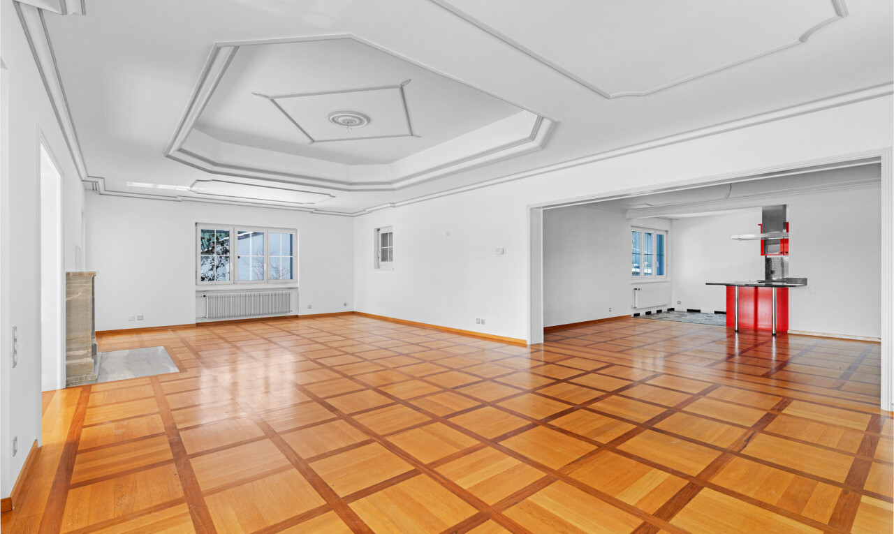 pièce vide avec inside property, tray ceiling, plafond à plateaux, drywall, et cloison sèche