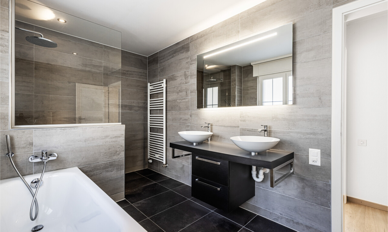 salle de bains avec mur en carrelage, tile wall, bain, salle de bain complète, et douche