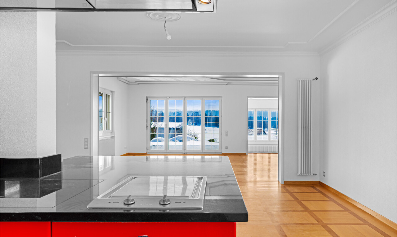 cuisine avec dark countertops, light floor, inside property, plaque de cuisson, et drywall