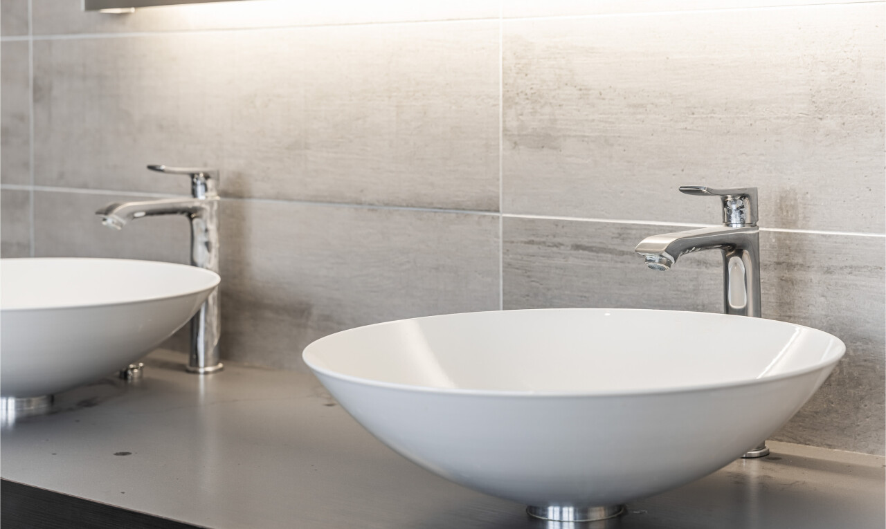 salle de bains avec bain, salle de bain complète, évier, inside property, et mur en carrelage