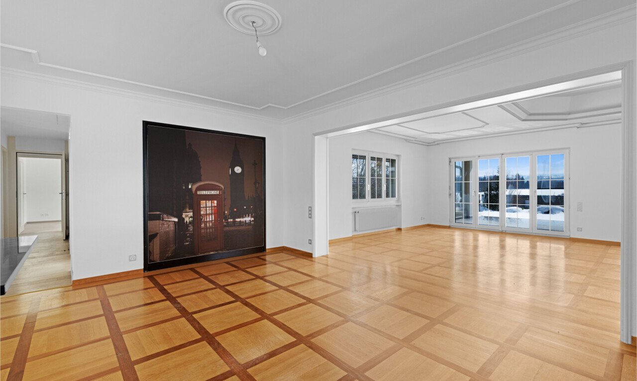 pièce vide avec inside property, cloison sèche, drywall, light floor, et moulures