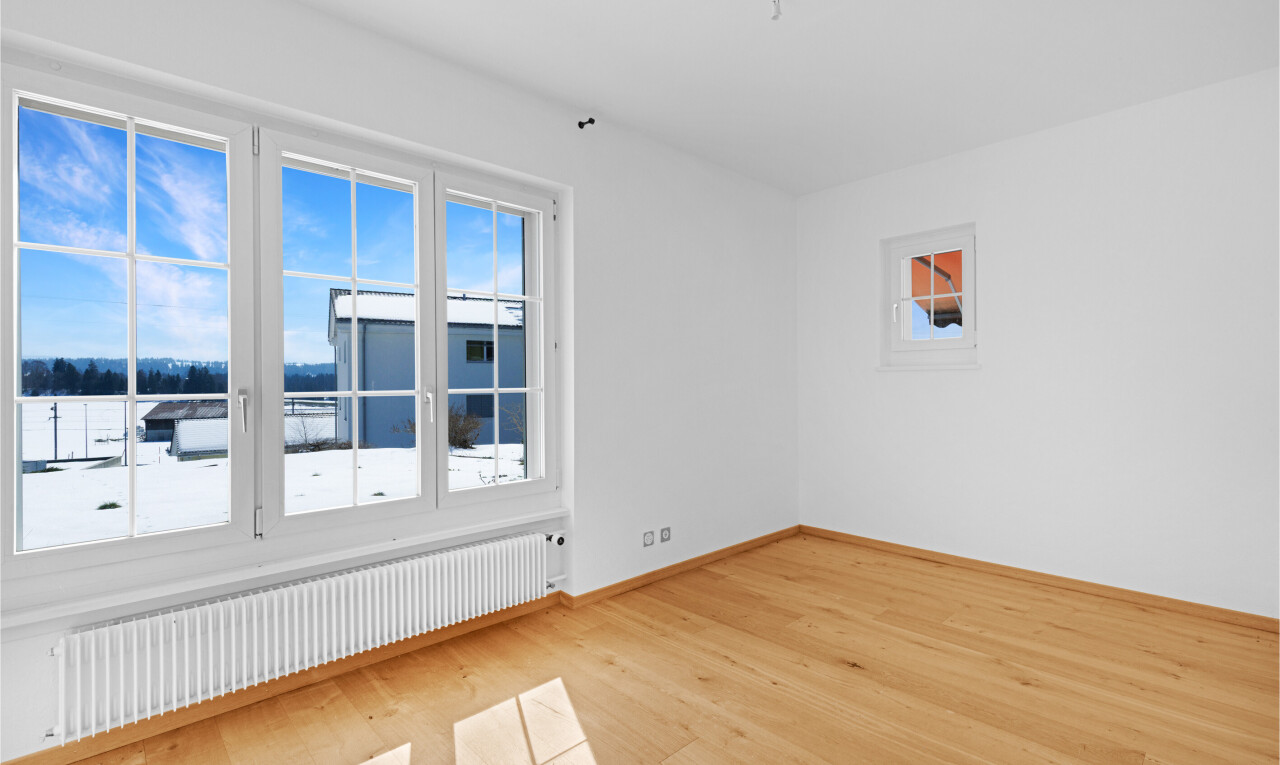 pièce vide avec radiateur, sol en finition bois, wood finish floor, day time, et inside property