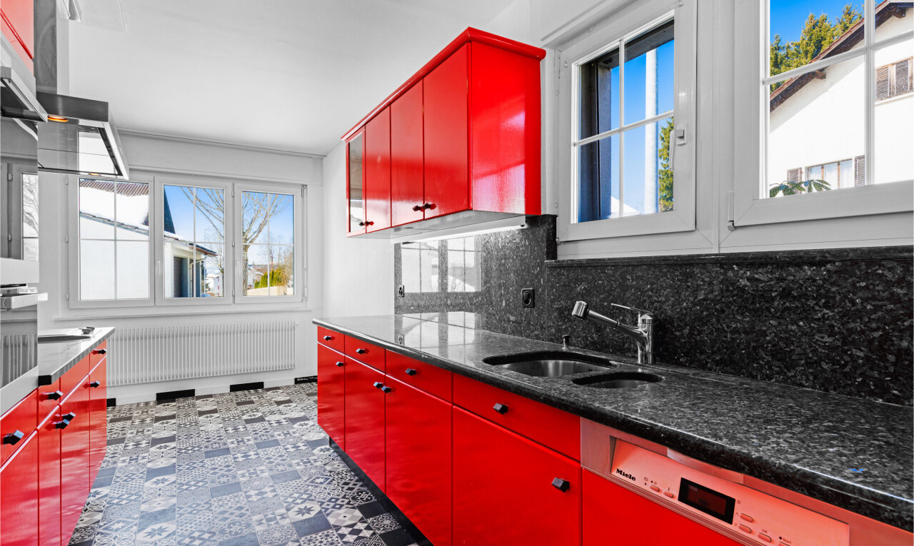 cuisine avec red cabinets, armoires rouges, day time, inside property, et lave-vaisselle