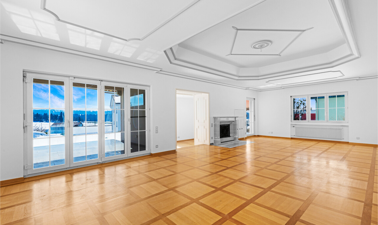 pièce vide avec plafond à plateaux, tray ceiling, cloison sèche, drywall, et inside property