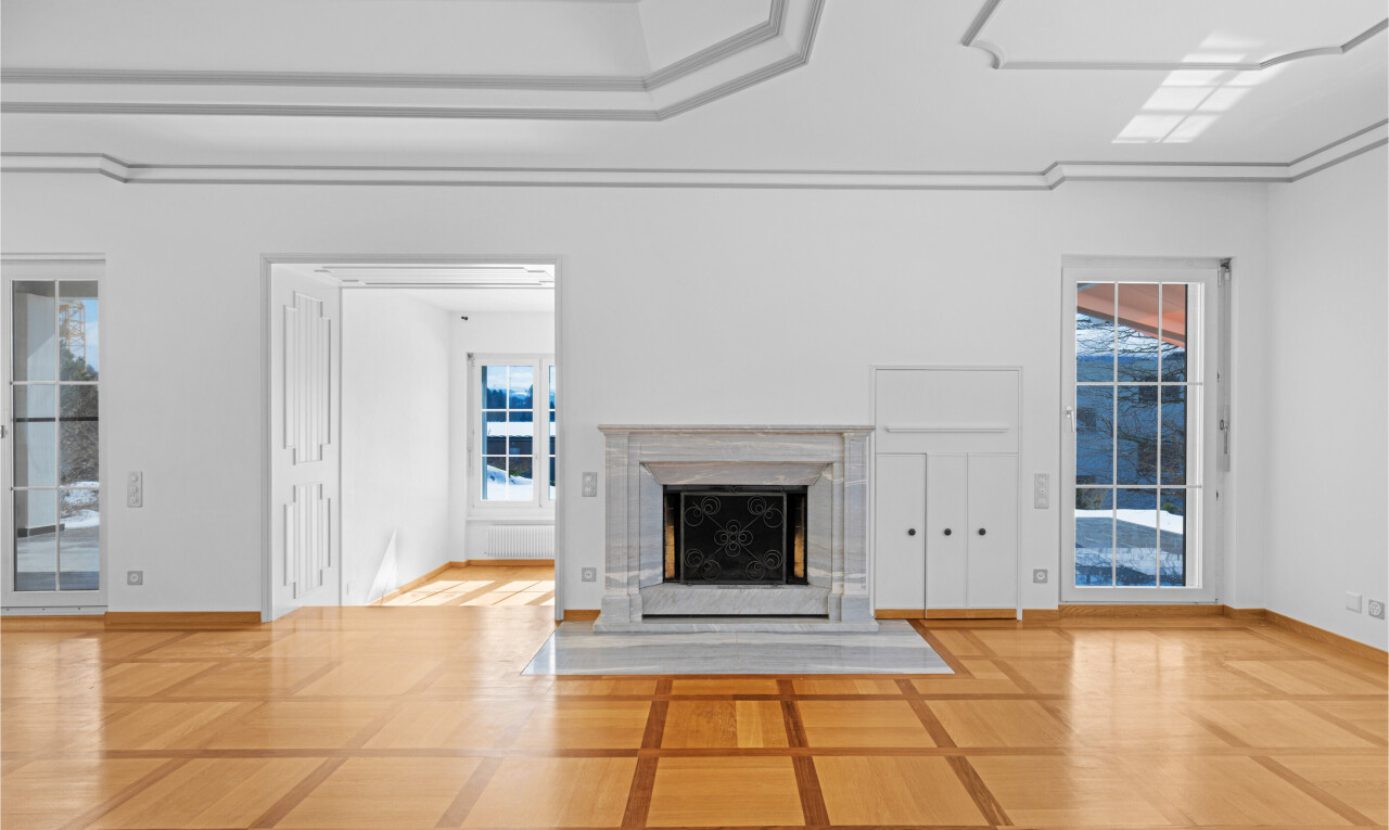 pièce vide avec cheminée, drywall, cloison sèche, inside property, et inlaid floor