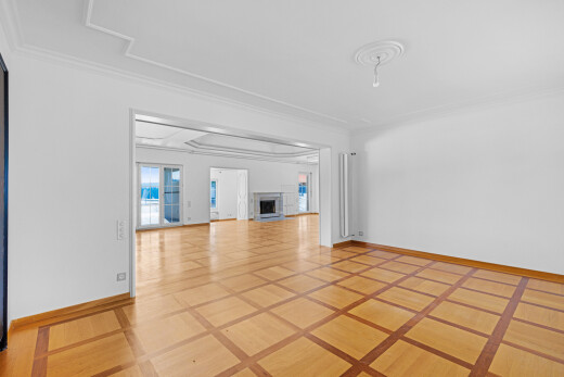 pièce vide avec inside property, cloison sèche, drywall, cheminée, et light floor