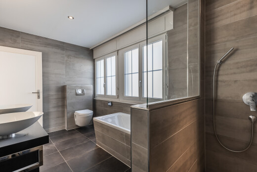salle de bains avec salle de bain complète, lumière naturelle, natural light, bain, et dark floor