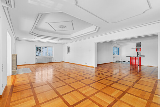 pièce vide avec inside property, tray ceiling, plafond à plateaux, drywall, et cloison sèche