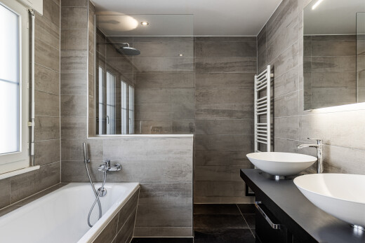 salle de bains avec miroir, tile wall, mur en carrelage, salle de bain complète, et double vasque