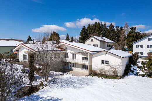 façade avec property visible, snow, day time, et balcon