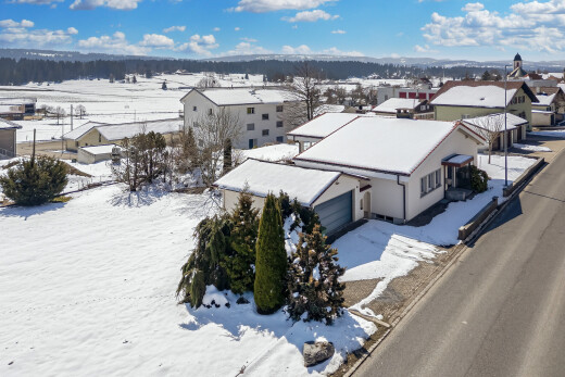 extérieur du bâtiment avec day time, snow, drone view, vue résidentielle, et residential view