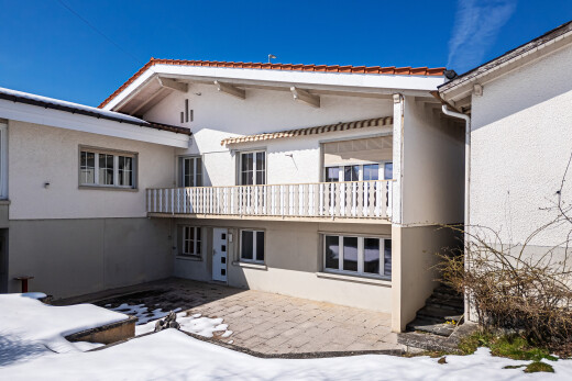 façade avec day time, bardage en stuc, balcon, snow, et property visible