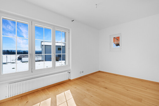 pièce vide avec radiateur, sol en finition bois, wood finish floor, day time, et inside property