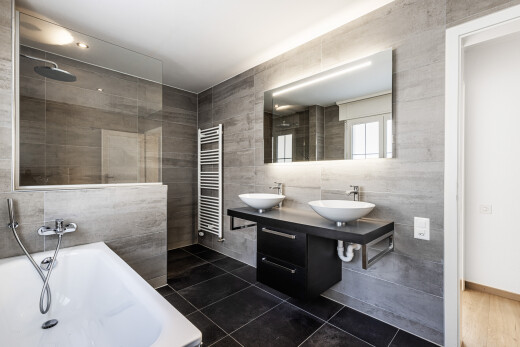 salle de bains avec mur en carrelage, tile wall, bain, salle de bain complète, et douche