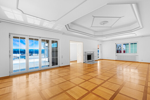 pièce vide avec plafond à plateaux, tray ceiling, cloison sèche, drywall, et inside property