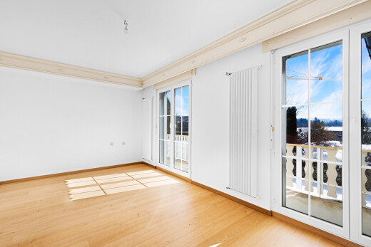 pièce vide avec day time, inside property, sol en finition bois, wood finish floor, et cloison sèche