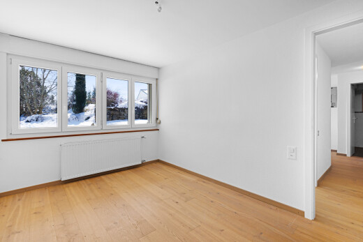 pièce vide avec radiateur, wood finish floor, sol en finition bois, drywall, et cloison sèche