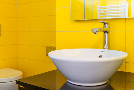 salle de bains avec évier, toilette, et inside property