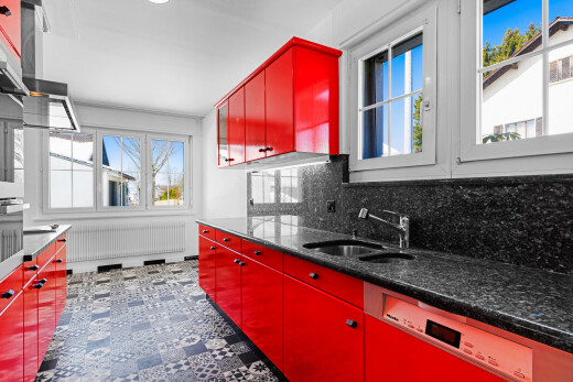 cuisine avec red cabinets, armoires rouges, day time, inside property, et lave-vaisselle