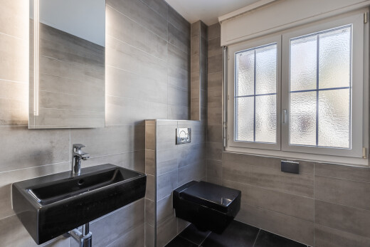 salle de bains avec tile wall, mur en carrelage, inside property, natural light, et lumière naturelle