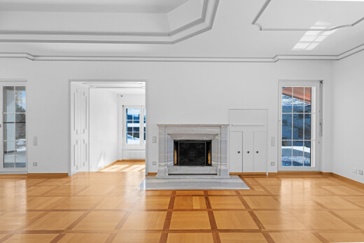 pièce vide avec cheminée, drywall, cloison sèche, inside property, et inlaid floor