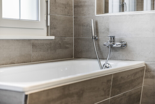 salle de bains avec inside property, salle de bain complète, bain, lumière naturelle, et natural light