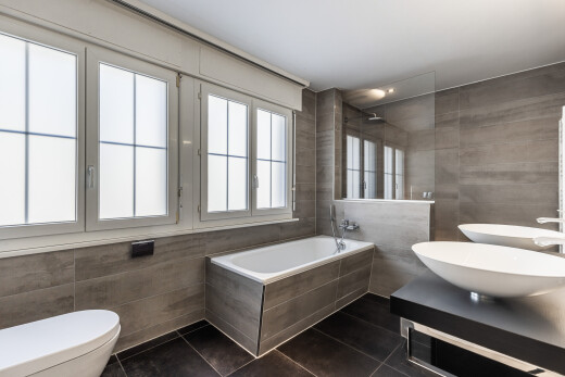 salle de bains avec mur en carrelage, tile wall, salle de bain complète, toilette, et sol en carrelage