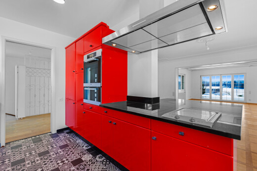 cuisine avec hotte, red cabinets, armoires rouges, recessed lighting, et éclairage encastré
