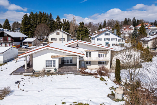 façade avec snow, property visible, day time, residential view, et vue résidentielle