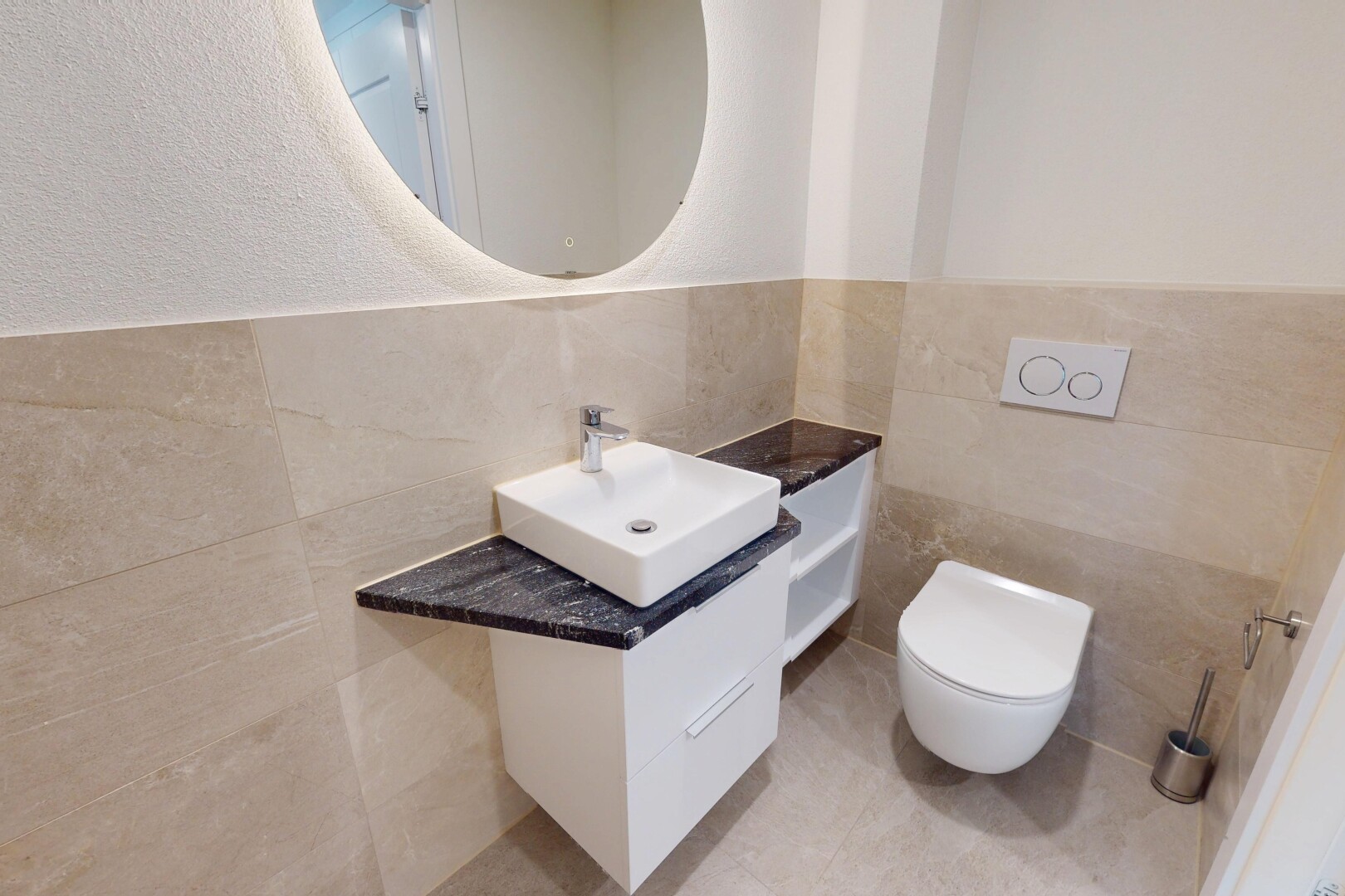 salle de bains avec miroir, évier, lavabo (ou coiffeuse selon le contexte), et toilette