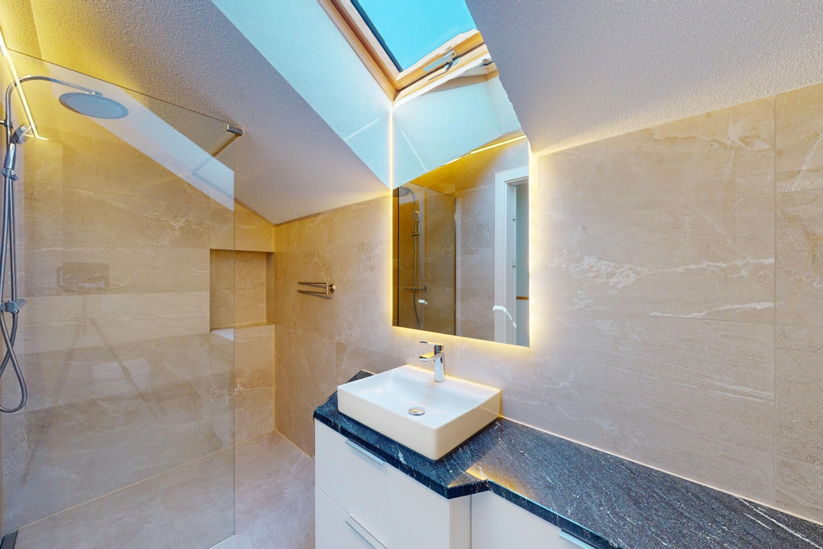 salle de bains avec lavabo (ou coiffeuse selon le contexte), miroir, douche, et évier