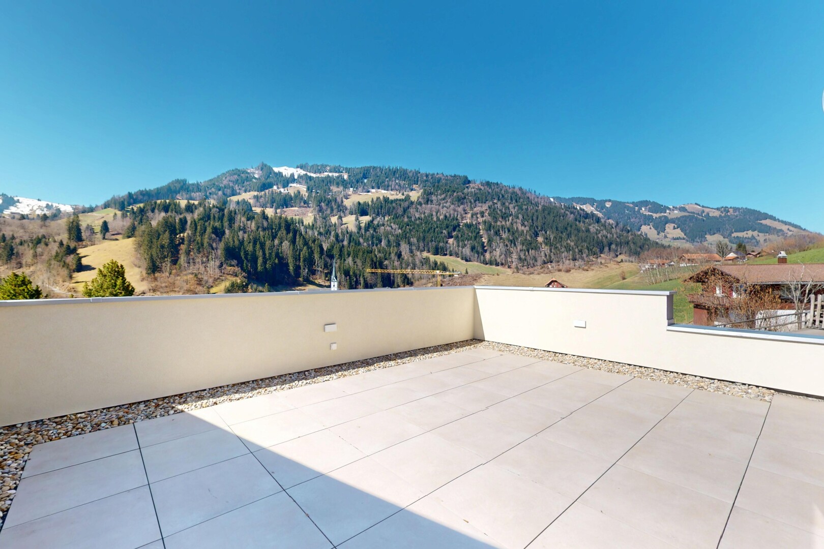 terrasse avec vue sur la montagne, clôture, et terrasse