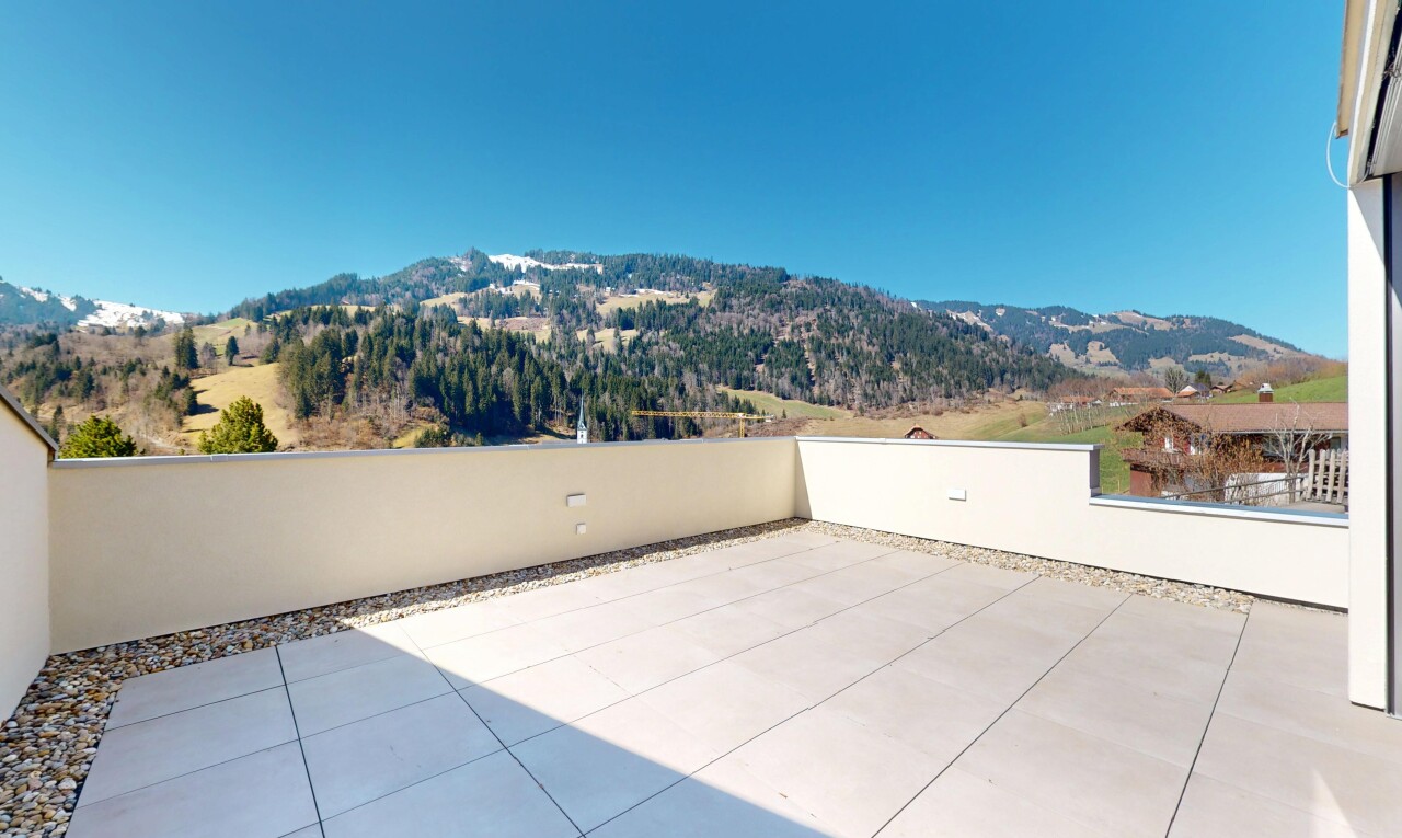 terrasse avec vue sur la montagne, clôture, et terrasse