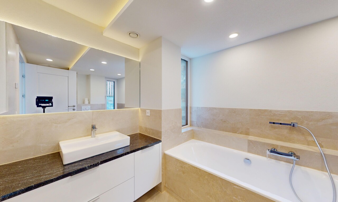 salle de bains avec évier, salle de bain complète, lavabo (ou coiffeuse selon le contexte), bain, et miroir