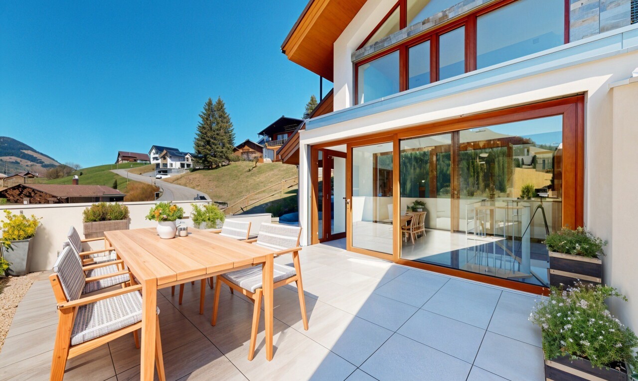 terrasse avec day time, coin repas extérieur, from property, véranda, et vue sur la montagne
