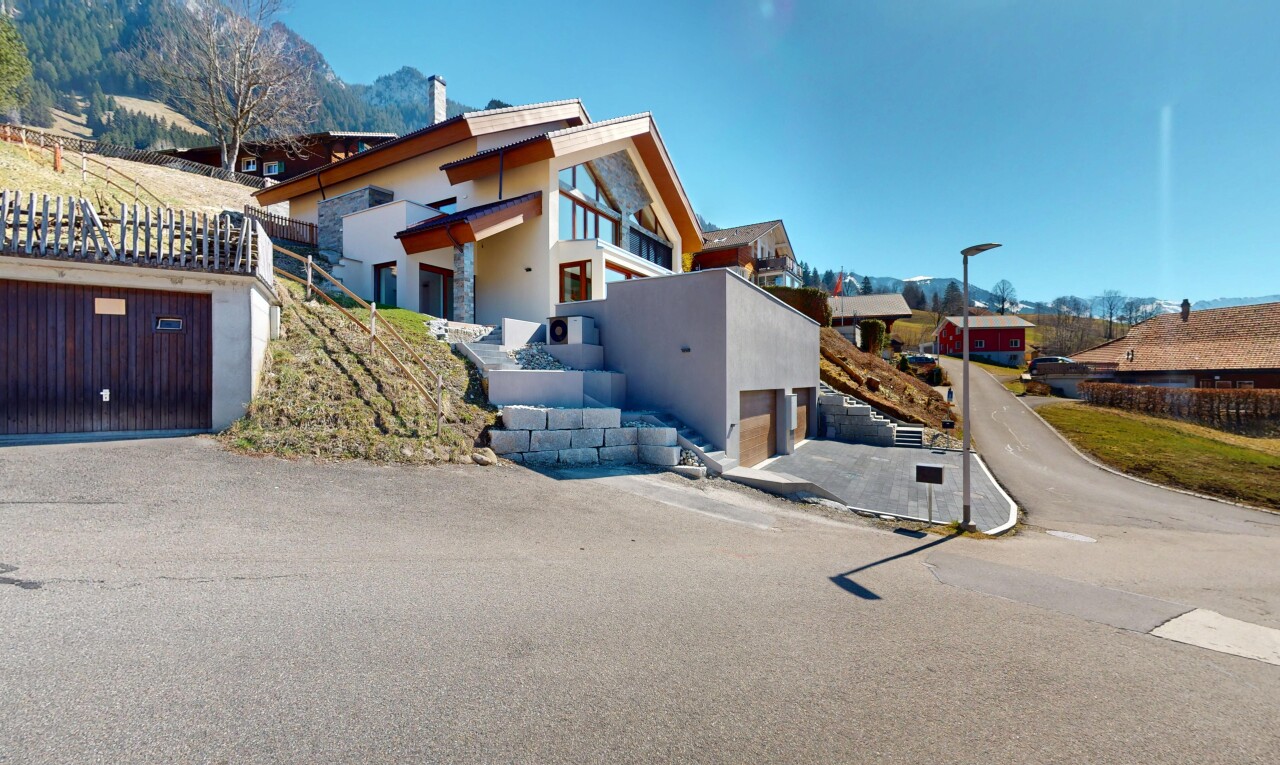extérieur du bâtiment avec allée et garage attaché