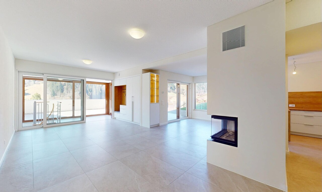 pièce vide avec ventilation, cheminée, cloison sèche, et lumière naturelle