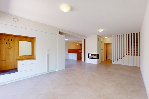 leerer raum mit treppen, kamin, und gipskartonwand