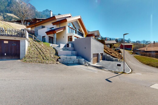 außenansicht mit garage angeschlossen und auffahrt