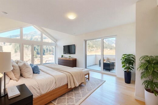 chambre avec accès à l'extérieur, lumière naturelle, natural light, sol en finition bois, et wood finish floor