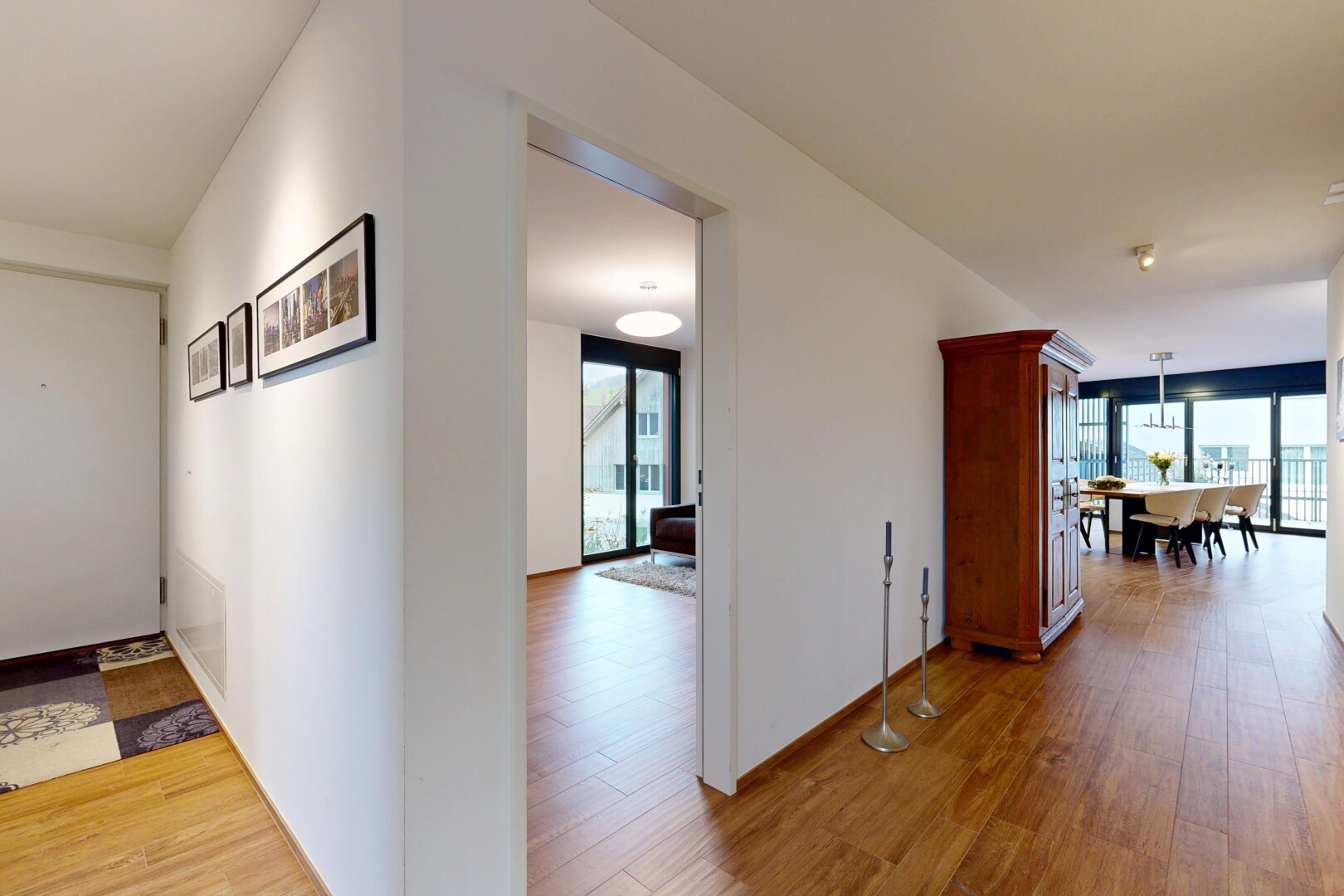 couloir avec inside property, wood finish floor, sol en finition bois, natural light, et lumière naturelle