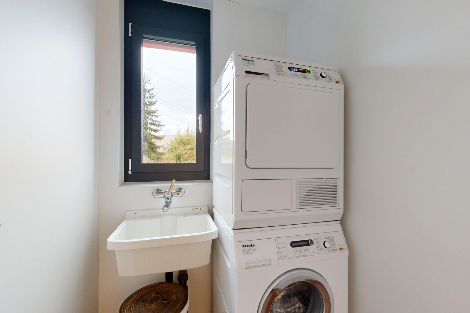 buanderie avec inside property, lave-linge et sèche-linge superposés, buanderie, drywall, et cloison sèche