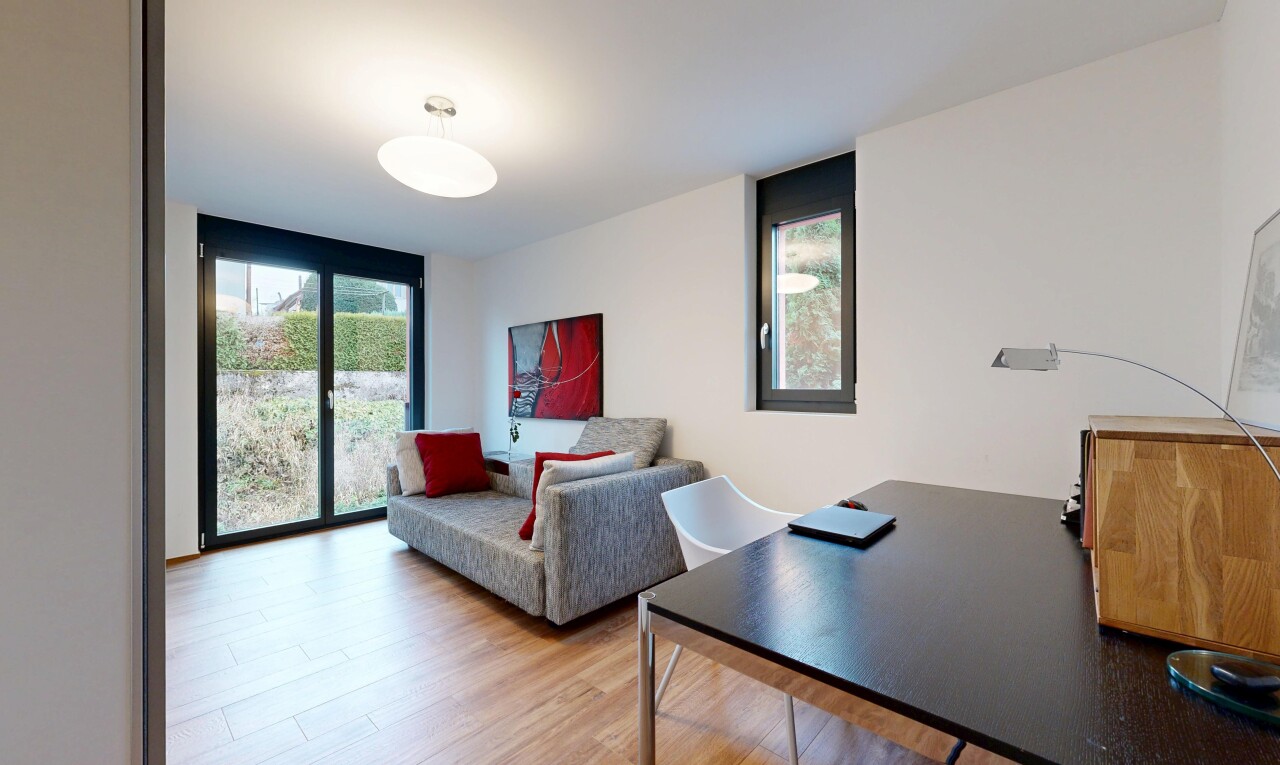salon / salle à manger avec wood finish floor, sol en finition bois, natural light, lumière naturelle, et inside property